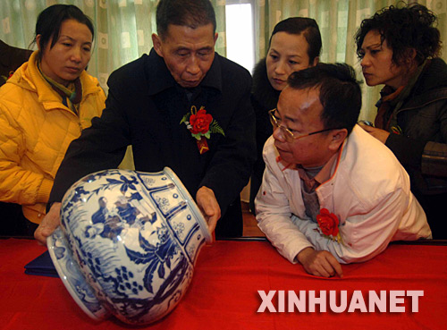 12月27日，文物專家(左二)在講解展出的元代青花瓷珍貴實(shí)物。 當(dāng)日，“首屆元代青花瓷研究課題論證會”在江西撫州舉行。在論證會上，國內(nèi)權(quán)威的文物專家考證了由撫州東方古陶瓷研究所收藏并首次展出的30件元代青花瓷珍貴實(shí)物。