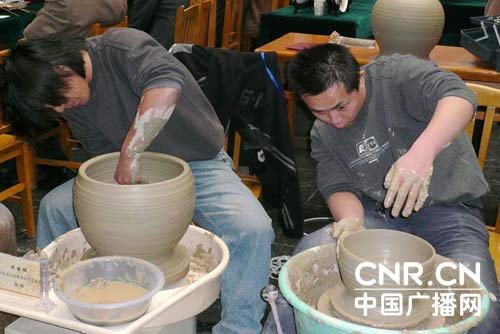 中國陶瓷琉璃藝術(shù)大賽在陶琉之都濟(jì)南開幕