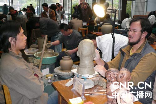 中國陶瓷琉璃藝術(shù)大賽在陶琉之都濟(jì)南開幕