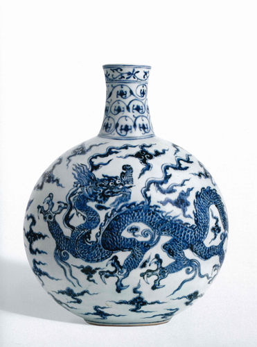 明永樂“青花云龍紋扁壺”（估價(jià)5000～8000萬港元）