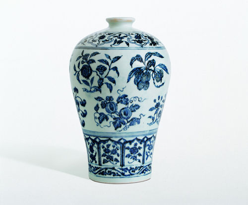 明永樂“青花如意垂肩折枝花果紋梅瓶”（估價(jià)8000萬～1億港元）