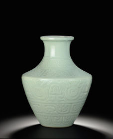 清乾隆 粉青釉刻博古龍紋壺估 高38.7厘米 792.25萬美元 戈登舊藏