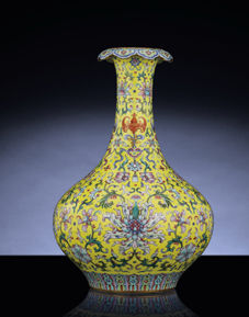 清嘉慶 黃地粉彩福壽萬年云口瓶 9026萬港幣放山居舊藏