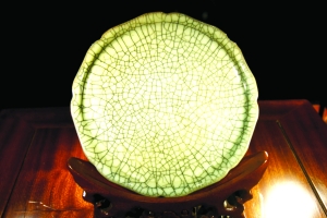 珍藏在南京市博物館的中的宋代哥窯青釉葵瓣口盤。本報(bào)記者 丁亮 攝