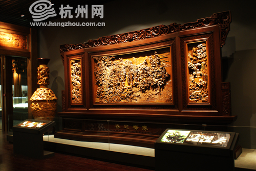 寒梅迎春東陽木雕屏