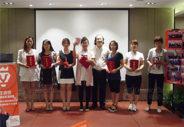 獅王企業(yè)市場(chǎng)總監(jiān)宋總為第三名小組頒發(fā)獎(jiǎng)金和證書(shū)