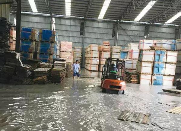 湖北一陶瓷廠生產(chǎn)車間的倉庫進(jìn)水 廠家供圖